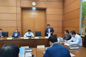 Bộ trưởng Bộ Kế hoạch và Kl99ok phiên bản mới thảo luận tại Tổ 15, sáng 22/10