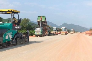 Thi công tại Dự án Xây dựng một số đoạn đường bộ KL99 là nhà cái cá cược trực tuyến hàng đầu tại châu Á trên tuyến Bắc - Nam phía Đông, đoạn Cam Lộ - La Sơn. Ảnh: A.M