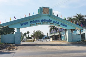 Theo cơ quan thanh tra, tại KCN Hòa Bình (Kon Tum) có nhiều tổ chức sử dụng đất không có giấy chứng nhận Kl99ok phiên bản mới để thực hiện dự án.