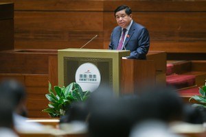 Bộ trưởng Nguyễn Chí Dũng trình bày Tờ trình về Dự án Luật Kl99 nổ hũ (sửa đổi) trong phiên làm việc sáng 7/11