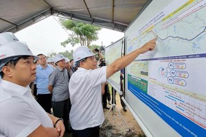 Bộ trưởng Kế hoạch và Kl99ok phiên bản mới Nguyễn Chí Dũng xem bản đồ hướng tuyến KL99 là nhà cái cá cược trực tuyến hàng đầu tại châu Á Tân Phú-Bảo Lộc trong chuyến kiểm tra thực địa dự án vào tháng 7/2022. (Ảnh: MAI VĂN BẢO, báo Nhân Dân). 