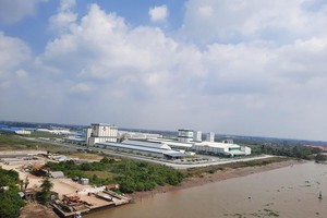 Khu công nghiệp Bình Minh (thị xã Bình Minh, tỉnh Vĩnh Long) nhìn từ sông Hậu