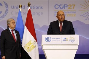 Tổng Thư ký Liên hợp quốc Antonio Guterres (trái) và Ngoại trưởng Ai Cập, Chủ tịch Hội nghị thượng đỉnh lần thứ 27 Các bên tham gia Công ước khung của Liên hợp quốc về biến đổi khí hậu (COP27) trong cuộc họp báo tại Sharm el-Sheikh (Ai Cập), ngày 17/11/2022. Ảnh: AFP/TTXVN 
