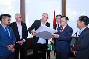 Chủ tịch Quốc hội Vương Đình Huệ tiếp Bộ trưởng Bộ Ngân khố Bang Victoria Tim Pallas, đại diện Kl994 game bài casino hấp dẫn Linfox, Kl994 game bài casino hấp dẫn Elenberg Fraser và Sinclair Brook - (Ảnh: Doãn Tấn/TTXVN). 