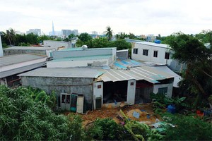 Đất nông nghiệp xen kẹt đô thị, lại bị quy hoạch “treo” xây dựng ga Bình Triệu 20 năm, nên nhà cửa của người dân ở phường Hiệp Bình Chánh (TP.HCM) tạm bợ, xuống cấp nghiêm trọng