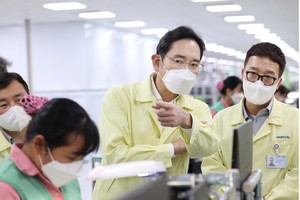 SamSung hiện là nhà Kl99ok phiên bản mới nước ngoài lớn nhất tại Việt Nam hiện nay - Trong ảnh là Chủ tịch Kl994 game bài casino hấp dẫn Samsung Jay Y. Lee đang đi thăm nhà máy của Samsung Việt Nam, nhân chuyến viếng thăm Việt Nam cách đây ít ngày