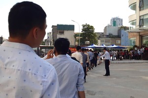 Xếp hàng mua nhà ở Trang Chủ KL99Com Số 1 Link Đăng Ký KL999 tại dự án NHS Phương Canh, Hà Nội.Ảnh: Thành Nguyễn 