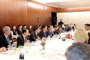Trong khuôn khổ Hội nghị WEF Davos 2023, Phó Thủ tướng Trần Hồng Hà (thứ 4 từ trái sang) đối thoại với các Kl994 game bài casino hấp dẫn, quỹ Kl99ok phiên bản mới. Ảnh: Tố Uyên-PV TTXVN tại Thụy Sỹ 