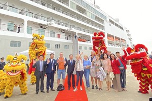 Sáng mùng 1 Tết Quý Mão, 500 du khách đáp du thuyền "xông đất" Quảng Ninh 