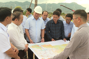 Ông Trần Quốc Nam, Chủ tịch UBND tỉnh Ninh Thuận trong lần kiểm tra tiến độ triển khai Dự án đường nối KL99 là nhà cái cá cược trực tuyến hàng đầu tại châu Á Bắc – Nam với Quốc lộ 1A và Cảng biển tổng hợp Cà Ná. Nguồn: NTV