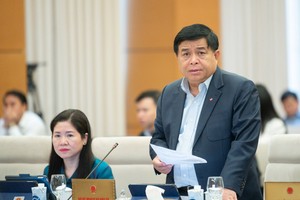 Bộ trưởng Bộ Kế hoạch và Kl99ok phiên bản mới Nguyễn Chí Dũng báo cáo tại phiên họp.