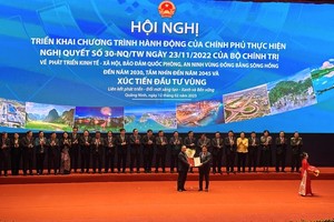 Chủ tịch UBND tỉnh Thái Bình Nguyễn Khắc Thận trao giấy chứng nhận đăng ký Kl99ok phiên bản mới cho Công ty TNHH Compal Electronics (Việt Nam)