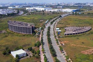 Dự án Công viên Sài Gòn Silicon tại Khu công nghệ cao TP.HCM đang xây dựng dở dang 2 tòa nhà rồi bỏ hoang nhiều năm nay. Ảnh: Lê Huy