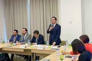 Chủ tịch thành phố Đà Nẵng, ông Lê Trung Chinh giới thiệu những thế mạnh của Thành phố tại Toạ đàm Kl99ok phiên bản mới Đà Nẵng tại Dubai.
