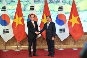 Phó thủ tướng Kl993 ưu đãi thưởng hấp dẫn Lê Minh Khái và Phó thủ tướng Hàn Quốc Choo Kyung-ho. (Ảnh: VGP/Quang Thương) 