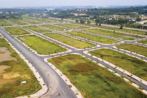 Giá đất nền đi xuống trong bối cảnh giao dịch thị trường yếu. Ảnh: Lê Toàn 