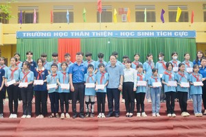Đoàn Thanh niên Bộ Kế hoạch và Kl99ok phiên bản mới trao 05 bộ máy tính cho trường THCS Tân Trào, xã Tân Trào, huyện Sơn Dương