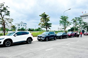 Nhà Kl99ok phiên bản mới đi xem đất trở lại. Ảnh: Việt Dũng 