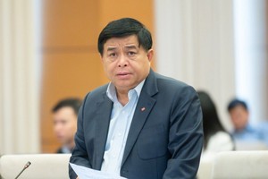 Bộ trưởng Nguyễn Chí Dũng lo lắng khi áp lực điều hành Kl992 cổng game cá cược vĩ mô gia tăng.