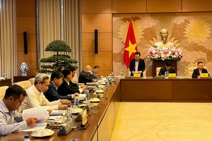 Bộ trưởng Kl99 nổ hũ Nguyễn Thanh Nghị trình bày tờ trình.