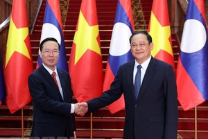 Chủ tịch nước Võ Văn Thưởng hội kiến Thủ tướng Lào Sonexay Siphandone. (Ảnh: Thống Nhất/TTXVN)
