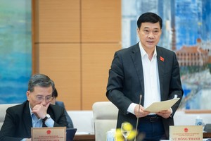 Chủ nhiệm Uỷ ban Kl992 cổng game cá cược Vũ Hồng Thanh trình bày báo cáo thẩm tra dự án luật.