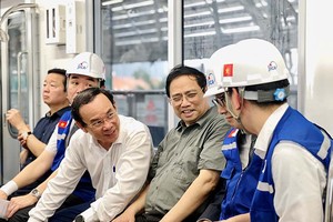 Thủ tướng Phạm Minh Chính cùng lãnh đạo TP.HCM đi thử tàu metro Bến Thành - Suối Tiên