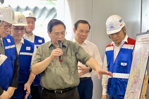 Đoàn công tác của Kl993 ưu đãi thưởng hấp dẫn do Thủ tướng dẫn đầu đã có buổi khảo sát, đi thử nghiệm đoàn tàu metro số 1 Bến Thành - Suối Tiên từ ga Rạch Chiếc đến ga Bến xe Suối Tiên vào chiều 15/4. Ảnh: Lê Toàn