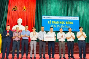 Tổng Biên tập Báo Kl99ok phiên bản mới Lê Trọng Minh (thứ năm từ trái qua) trao biểu trưng 100 triệu đồng cho đồng chí Nguyễn Tiến Hoạt, Trưởng phòng Giáo dục huyện Hưng Hà, với sự chứng kiến của đồng chí Trần Hữu Nam, Tỉnh ủy viên, Bí thư Huyện ủy; đồng chí Nguyễn Trọng Lộ, Phó Bí thư thường trực Huyện ủy, Chủ tịch HĐND huyện; đồng chí Đinh Bá Khải, Phó chủ tịch UBND huyện.