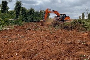 Giải phóng mặt bằng Dự án Kl99ok phiên bản mới xây dựng đường Hồ Chí Minh đoạn tránh phía Đông TP. Buôn Ma Thuột, đoạn qua địa bàn xã Ea Ktur, huyện Cư Kuin. (Ảnh: Báo Đắk Lắk) 