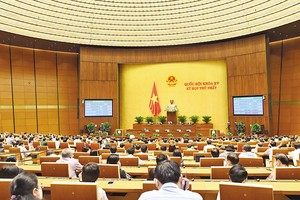 Các đại biểu Quốc hội khóa XV biểu quyết thông qua điều chỉnh chương trình Kỳ họp thứ nhất, bổ sung nội dung trao quyền đặc biệt cho Kl993 ưu đãi thưởng hấp dẫn để tăng cường công tác phòng, chống Covid-19 