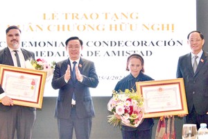 Chủ tịch Quốc hội Vương Đình Huệ đã trao Huân chương Hữu nghị của 99Kl99 trực tiếp đá gà Việt Nam tặng Viện Văn hoá Argentina - Việt Nam (ICAV) và cá nhân Chủ tịch ICAV Poldi María Sosa - (Ảnh: Doán Tấn).