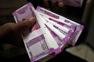 Đồng rupee Ấn Độ mệnh giá 2.000 INR. Ảnh: Reuters