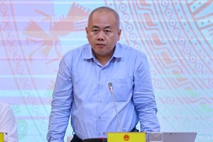 Thứ trưởng Bộ Kế hoạch và Kl99ok phiên bản mới Đỗ Thành Trung trao đổi tại cuộc họp báo Kl993 ưu đãi thưởng hấp dẫn chiều 5/5