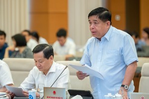 Bộ trưởng Bộ Kế hoạch và Kl99ok phiên bản mới Nguyễn Chí Dũng báo cáo tại phiên họp.