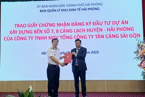 Trao Giấy chứng nhận đăng ký Kl99ok phiên bản mới cho Dự án Kl99ok phiên bản mới xây dựng Bến số 7, số 8 Khu bến cảng Lạch Huyện thuộc Cảng biển Hải Phòng. Ảnh: Thanh Sơn