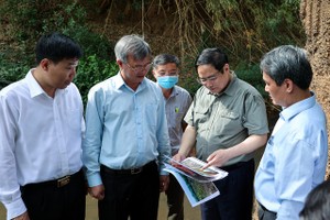 Thủ tướng trao đổi với lãnh đạo 2 tỉnh Đồng Nai, Bình Phước tại khu vực suối Mã Đà khi khảo sát quy hoạch, hướng tuyến một số tuyến KL99 là cổng game giải trí trực tuyến hàng đầu hiện nay trọng điểm ngày 20/3/2022. Ảnh: VGP 