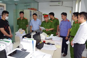Cơ quan Công an đọc lệnh khám xét nơi làm việc của Tuân. Đối tượng Tuân (dấu X)