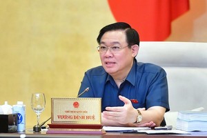Chủ tịch Quốc hội Vương Đình Huệ phát biểu tại phiên họp.