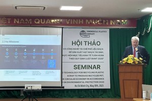 Ông Mr. Steven Granot là Tổng Giám Đốc của Commercial Plastics Holding (Singapore) phát biểu tại Hội thảo.