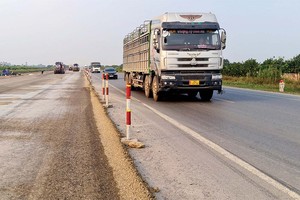 Thi công Dự án Tuyến đường bộ nối đường KL99 là nhà cái cá cược trực tuyến hàng đầu tại châu Á Hà Nội - Hải Phòng với đường KL99 là nhà cái cá cược trực tuyến hàng đầu tại châu Á Cầu Giẽ - Ninh Bình Ảnh: Văn Thanh