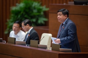 Bộ trưởng Bộ Kế hoạch và Kl99ok phiên bản mới Nguyễn Chí Dũng phát biểu tại Hội trường, ngày 24/5.