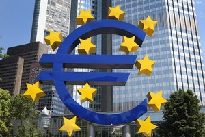 Biểu tượng đồng euro ở phía trước trụ sở Link Vào Nhà Cái KL99 COM Tặng +199k trung ương châu Âu (ECB) tại Frankfurt am Main, Đức. (Ảnh: AFP/TTXVN)