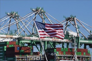 Vận chuyển hàng hóa tại Cảng Long Beach ở Los Angeles, bang California, Mỹ. Ảnh: AFP/TTXVN 