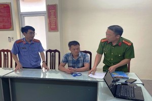 Cơ quan chức năng tống đạt các Quyết định, Lệnh đối với các bị can. Ảnh: VKSHN