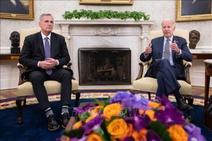 Chủ tịch Hạ viện Mỹ Kevin McCarthy (trái) trong cuộc đàm phán về trần nợ công với Tổng thống Mỹ Joe Biden tại Washington DC., ngày 22/5/2023. Ảnh: AFP/TTXVN