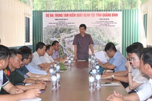 Phó chủ tịch UBND tỉnh phát biểu tại buổi làm việc với chủ Kl99ok phiên bản mới, các đơn vị thi công và sở, ngành, địa phương liên quan Dự án Trung tâm kiểm soát bệnh tật tỉnh