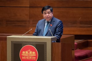 Bộ trưởng Bộ Kế hoạch và Kl99ok phiên bản mới Nguyễn Chí Dũng trình bày Tờ trình về dự thảo Nghị quyết của Quốc hội về thí điểm một số cơ chế, chính sách đặc thù phát triển TP. HCM sáng 26/5.