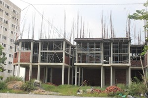 UBND tỉnh Quảng Nam quyết định cấp giấy chứng nhận Kl99ok phiên bản mới dự án Khu nhà ở dành cho người có thu nhập thấp tại Khu Công nghiệp Điện Nam - Điện Ngọc vào năm 2009, tuy nhiên đến nay dự án vẫn còn dang dở. 