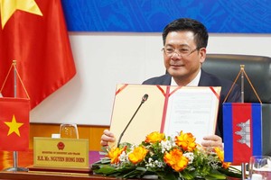 Bộ trưởng Nguyễn Hồng Diên ký thỏa thuận thúc đẩy thương mại song phương Việt Nam - Campuchia